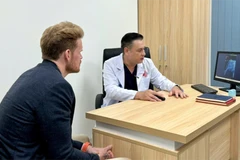 El paciente estadounidense D.F. y Do Lenh Hung, jefe del Departamento de Cirugía Plástica Uretral del Hospital Binh Dan (Foto: Hospital Binh Dan)