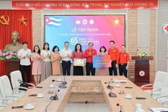 Representantes de la Agencia Vietnamita de Noticias entregan su asistencia financiera a la Cruz Roja de Vietnam. (Fuente: VNA)