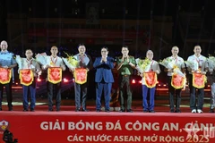 El primer ministro vietnamita, Pham Minh Chinh, entregó flores y banderas de recuerdo a los representantes de las delegaciones participantes. (Foto: nhandan.vn)