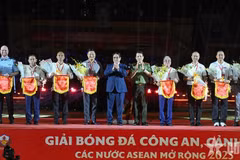 El primer ministro vietnamita, Pham Minh Chinh, entregó flores y banderas de recuerdo a los representantes de las delegaciones participantes. (Foto: nhandan.vn)