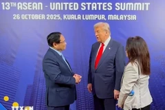 El primer ministro de Vietnam, Pham Minh Chinh, se reúne con el presidente estadounidense, Donald Trump en la 13 Cumbre ASEAN-Estados Unidos. (Fuente: VNA)