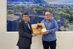 Rubén Zardoya, Rector de la Universidad Emiliano Zapata, entrega un souvenir al Embajador de Vietnam en México, Nguyen Van Hai. (Fuente: VNA)