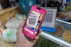 La gente realiza transferencias de dinero con la aplicación Momo. (Foto: VNA)