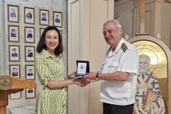 La embajadora de Vietnam en Bulgaria, Nguyen Thi Minh Nguyet, se tomó una foto de recuerdo con el contralmirante Kalin Kalinov, director de la Academia Naval Vaptsarov. (Foto: VNA)