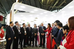 El viceprimer ministro permanente vietnamita, Nguyen Hoa Binh, visitó el pabellón del BEV. (Fuente: VNA)