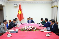 El primer ministro de Vietnam, Pham Minh Chinh, sostiene una conversación telefónica con su homólogo de Malasia, Anwar Ibrahim. (Fuente: VNA)