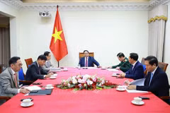 El primer ministro de Vietnam, Pham Minh Chinh, sostiene una conversación telefónica con su homólogo de Malasia, Anwar Ibrahim. (Fuente: VNA)