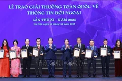 El primer ministro Pham Minh Chinh entrega el premio A a los autores galardonados. (Fuente: VNA)