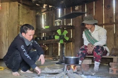 A Nhanh (izquierda) de la comuna de Dak Na (distrito de Tu Mo Rong, provincia de Kon Tum) fue rescatado y regresó a casa tras ser engañado para ir a Camboya con el engaño de "trabajo fácil, salario alto". (Foto: VNA)