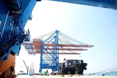 Buque nodriza internacional de 200.000 toneladas de peso muerto que transporta mercancías de importación y exportación atraca en el puerto de Gemalink. (Foto: VNA)