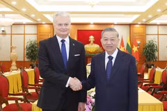 El secretario general del Partido Comunista de Vietnam, To Lam, y el presidente lituano, Gitanas Nausėda. (Fuente: VNA)