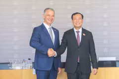 El presidente de la Comisión de Defensa Nacional y Fuerzas Armadas de la Asamblea Nacional (Cámara baja) de Francia, Jean-Michel Jacques, y el titular de la Comisión de Defensa Nacional, Seguridad y Asuntos Exteriores de la Asamblea Nacional de Vietnam, teniente general Le Tan Toi. (Fuente: VNA)