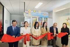 La viceministra de Relaciones Exteriores de Vietnam, Le Thi Thu Hang (tercera desde la izquierda), y delegados en la inauguración de la Librería vietnamita. (Fuente: VNA)