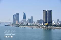 Numerosas empresas privadas invierten en los sectores de servicios e inmobiliario en Da Nang. (Foto: VNA)