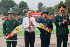 El presidente de la Asamblea Nacional de Vietnam, Tran Thanh Man, y los nuevos soldados. (Fuente: VNA)