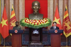 El presidente vietnamita, Luong Cuong, y su homólogo esrilanqués, Anura Kumara Dissanayaka, en la rueda de prensa. (Fuente: VNA)