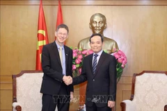 El secretario del Comité Central del Partido Comunista de Vietnam y jefe de su Comisión de Políticas y Estrategias, Tran Luu Quang, se reunió con Oliver Marquette, presidente de la Corporación AES Vietnam. (Fuente: VNA)