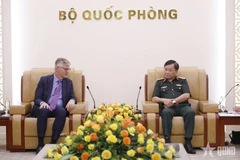 El viceministro de Defensa de Vietnam, teniente general Hoang Xuan Chien, recibe al subsecretario general de las Naciones Unidas, Jean-Pierre Lacroix. (Fuente: VNA)