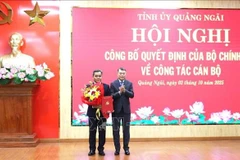 Entregan la Decisión a Ho Van Nien, nuevo secretario del Comité partidista de la provincia central de Quang Ngai. (Fuente: VNA)