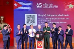 El presidente del Comité Central del Frente de la Patria de Vietnam, Do Van Chien, y delegados en el evento. (Fuente: VNA)