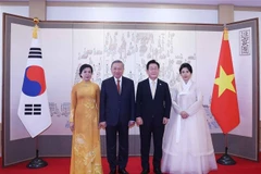 El presidente surcoreano, Lee Jae Myung, y su esposa, se toman una foto con el secretario general del Partido Comunista de Vietnam, To Lam, y su esposa. (Foto: VNA)