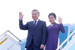 El secretario general del Partido Comunista de Vietnam, To Lam, y su esposa partieron de Busan para regresar a Hanoi, culminando con éxito su visita de Estado a Corea del Sur. (Foto: VNA)
