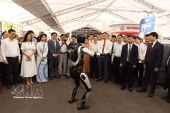 Delegados en una exposición de productos tecnológicos en Techfest Hai Phong 2026. (Fuente: VNA)