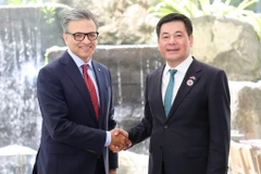 El ministro de Industria y Comercio de Vietnam, Nguyen Hong Dien, sostiene una reunión de trabajo con el presidente y director ejecutivo del consejo empresarial de Canadá, Goldy Hyder. (Fuente: VNA)