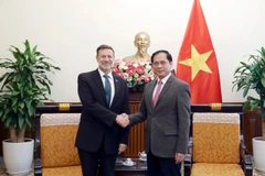 El viceprimer ministro y canciller de Vietnam, Bui Thanh Son (derecha), recibió al saliente embajador de Australia en el país, Andrew Goledzinowski. (Fuente: VNA)