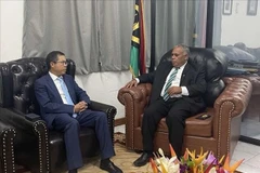 El embajador de Vietnam en Australia, concurrente en Vanuatu, Pham Hung Tam, se reunió con el primer ministro de Vanuatu, Jotham Napat. (Fuente: VNA)