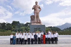El presidente de la Asamblea Nacional, Tran Thanh Man, el exsecretario general del Partido Comunista, Nong Duc Manh, y delegados ofrecen flores en el Monumento al Presidente Ho Chi Minh. (Foto: VNA)
