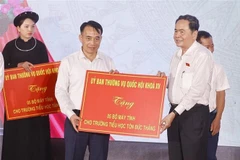 El presidente de la Asamblea Nacional de Vietnam, Tran Thanh Man, entregó de manera simbólica 15 computadoras a gerentes de las escuelas primarias Ton Duc Thang, Tan Trao y Kim Quan en la comuna de Tan Trao y una máquina de prueba de hematología a la Clínica General de la localidad. (Fuente: VNA)