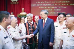 El secretario general del Partido Comunista de Vietnam, To Lam, se reunió con oficiales retirados de alto rango de la Fuerza de Seguridad Pública Popular. (Fuente: VNA)