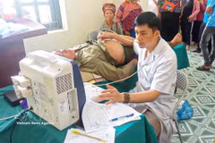 Los trabajadores sanitarios del centro de salud de la comuna de Nam Ke, en la provincia de Dien Bien, realizan exámenes médicos y brindan atención a los residentes locales. (Foto: VNA)