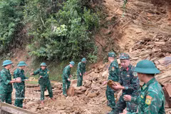 Oficiales y soldados del puesto fronterizo de Chieng On (Comando de la Guardia Fronteriza de la provincia de Sơn La) están recogiendo rocas para facilitar el paso seguro de personas y vehículos. (Foto: VNA)