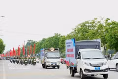 Realizan tareas de divulgación en las calles del barrio de Bac Giang en la provincia de Bac Ninh para difundir el mensaje de construir una cultura vial segura y civilizada entre un gran número de personas. (Foto: VNA)