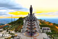 Multitudes de vietnamitas acuden a montaña Ba Den para venerar estatuas de Buda