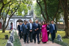 El presidente del Consejo Europeo, António Costa, y delegados visitan Van Mieu – Quoc Tu Giam (Templo de la Literatura) en Hanoi. (Fuente: VNA)