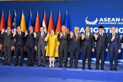 El ministro de Relaciones Exteriores de Vietnam, Le Hoai Trung, y delegados en el evento. (Fuente: VNA)