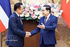 El presidente de la Asamblea Nacional de Vietnam, Tran Thanh Man, recibe al primer ministro de Tailandia, Anutin Charnvirakul. (Fuente: VNA)
