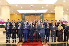 El miembro del Buró Político e integrante permanente del Secretariado del Partido Comunista de Vietnam (PCV), Tran Cam Tu, y delegados. (Fuente: VNA)