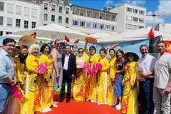 La alcaldesa de Augsburgo, Eva Weber, y representantes vietnamitas toman foto de recuerdo. (Fuente: VNA)