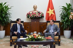 El ministro interino vietnamita de Relaciones Exteriores, Le Hoai Trung, recibe al embajador de China en Vietnam, He Wei. (Fuente: VNA)