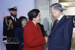 La gobernadora general de Nueva Zelanda, Dame Cindy Kiro, dio la bienvenida al secretario general del Partido Comunista y presidente de Vietnam, To Lam, para asistir a la exposición fotográfica de Fiona Pardington. (Fuente: VNA)
