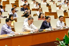 El secretario general del Partido Comunista de Vietnam, el presidente Luong Cuong, el primer ministro Pham Minh Chinh y los delegados aprueban resoluciones y leyes. (Foto: VNA)