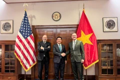 El Ministro de Industria y Comercio de Vietnam, Nguyen Hong Dien (centro) y el secretario de Comercio de Estados Unidos, Howard Lutnick, y el representante de Comercio (USTR), embajador Jamieson Greer. (Fuente: VNA)