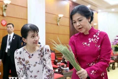 Ngo Phuong Ly, esposa del secretario general del Partido Comunista de Vietnam, To Lam, presenta el pastel Com (arroz glutinoso tierno), a Ishiba Yoshiko, cónyuge del primer ministro de Japón, Ishiba Shigeru. (Fuente: VNA)