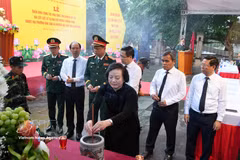 La viceprimera ministra Pham Thi Thanh Tra y delegados ofrecen inciensos antes de iniciar la excavación. (Foto: VNA)