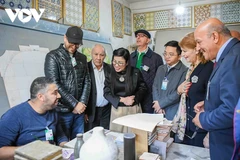 Le Thi Bich Tran, esposa del primer ministro vietnamita, Pham Minh Chinh, en el Centro de Protección Infantil El Biar. (Fuente: VOV)