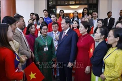 El presidente de la Asamblea Nacional, Tran Thanh Man, y su esposa se reúnen con la comunidad vietnamita en Malasia. (Fuente: VNA)